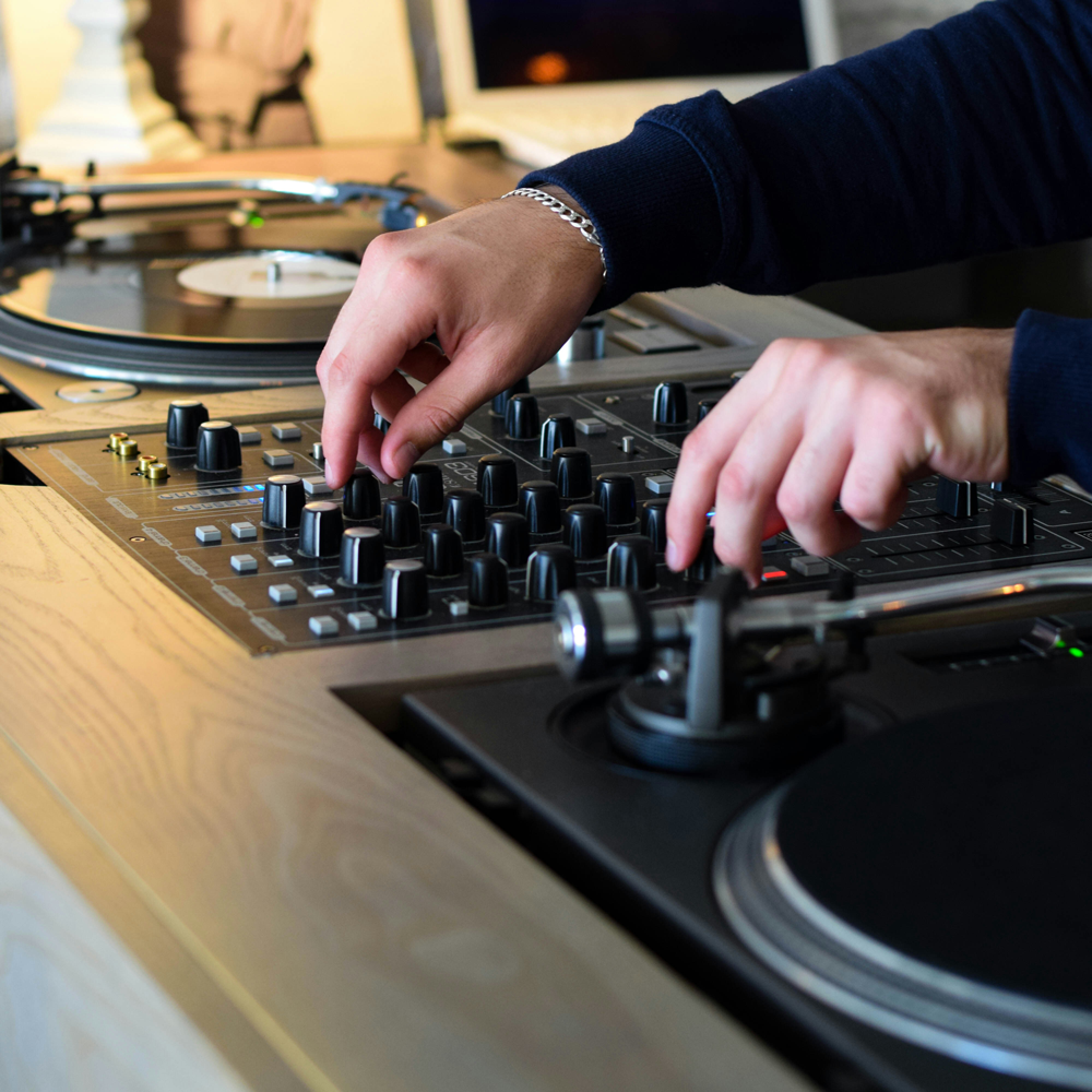 VINYL REVIVAL. A Luxury DJ Masterclass, March 11th 7 pm to 8:30 pm