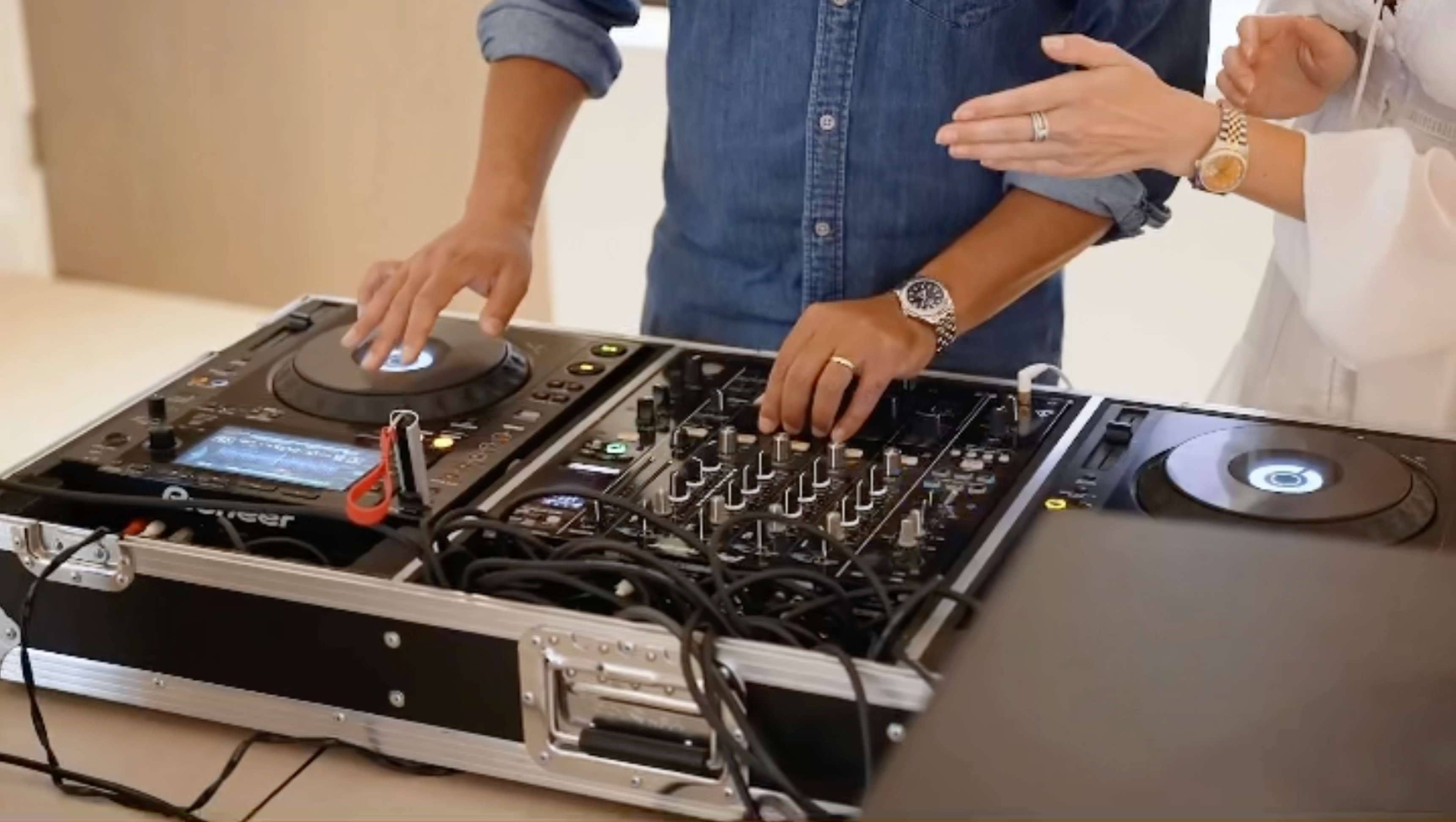 Load video: Dj School - Miami DJ Academy
